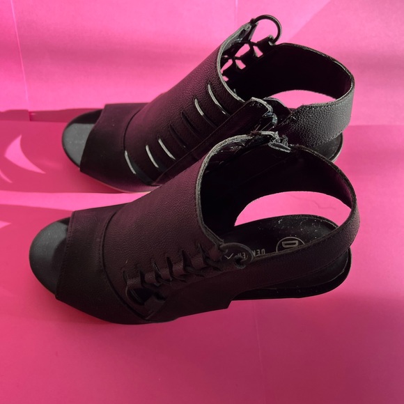 Denver Hayes Black Heeled Sandal - Picture 2 of 3